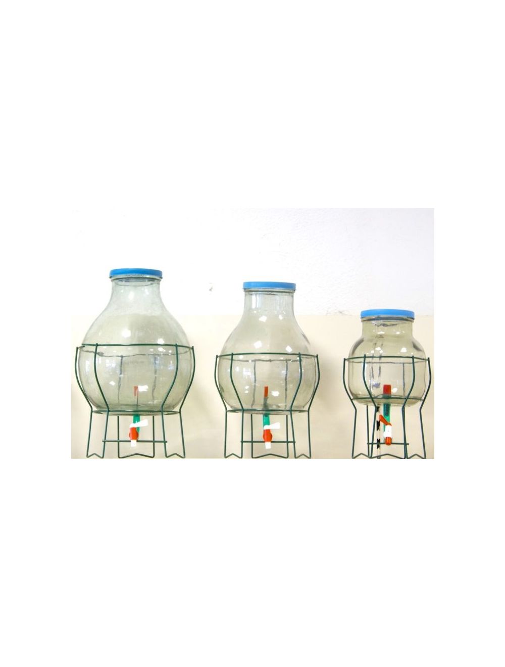 vasos de vidrio con grifo